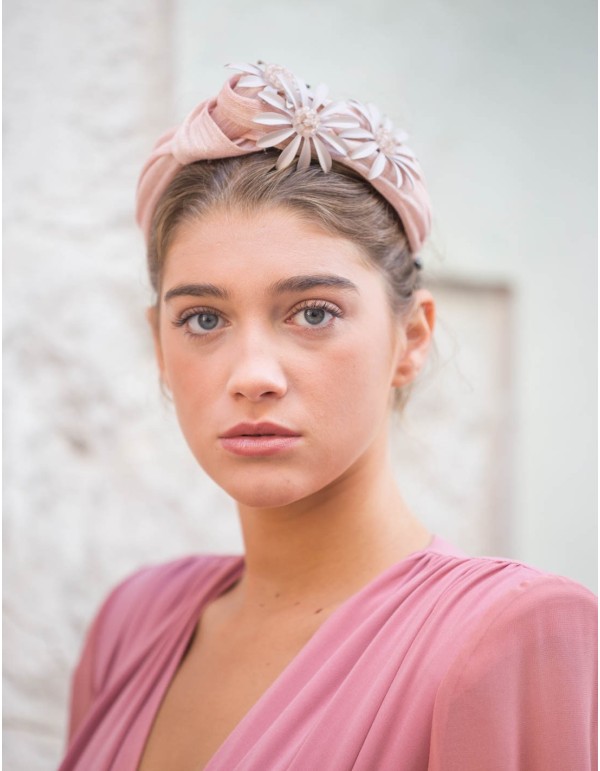 Diadema de seda nude con flores y piedras de cuarzo rosa de Margarita Sangiovanni 2