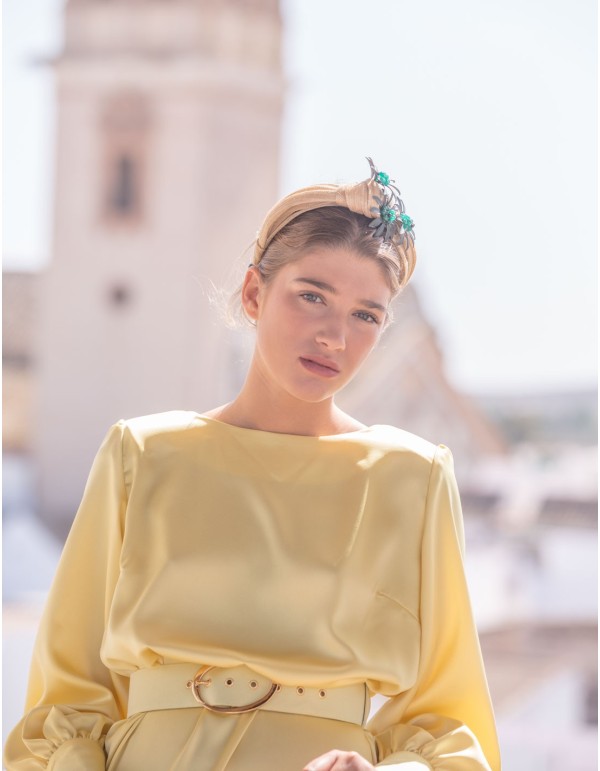 Diadema de seda beige con flores y piedras jade en INVITADISIMA 2