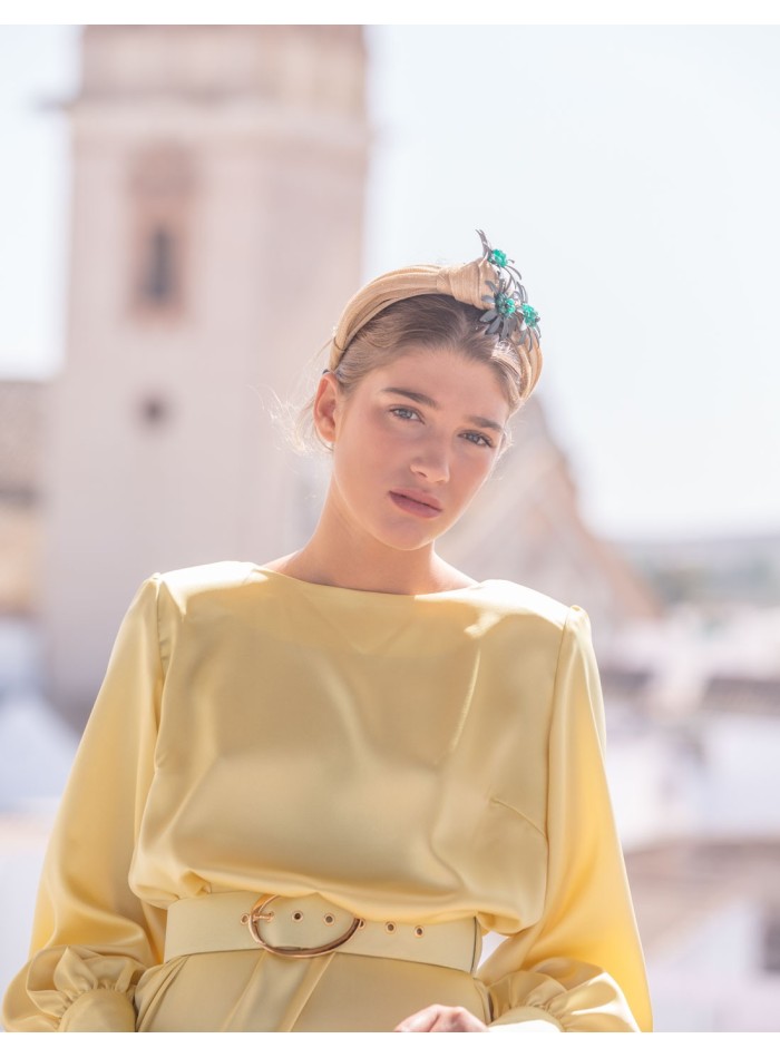 Diadema de seda beige con flores y piedras jade