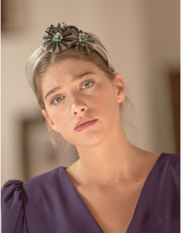 Diadema de seda gris con piedras jade de Margarita Sangivoanni 2