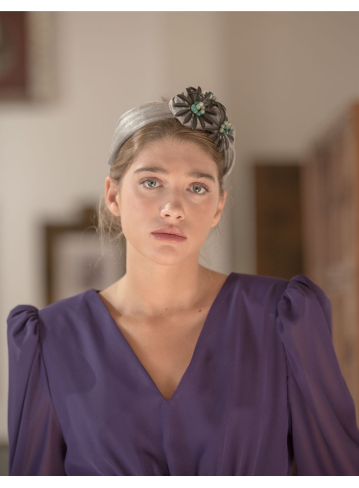 Diadema de seda gris con piedras jade para invitadas