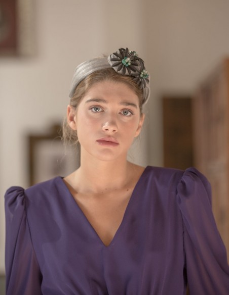 Diadema de seda gris con piedras jade para invitadas
