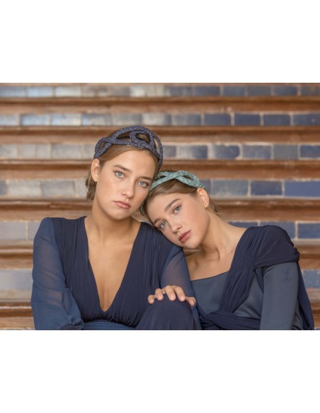 Diadema de trenzas cruzadas azul para invitadas