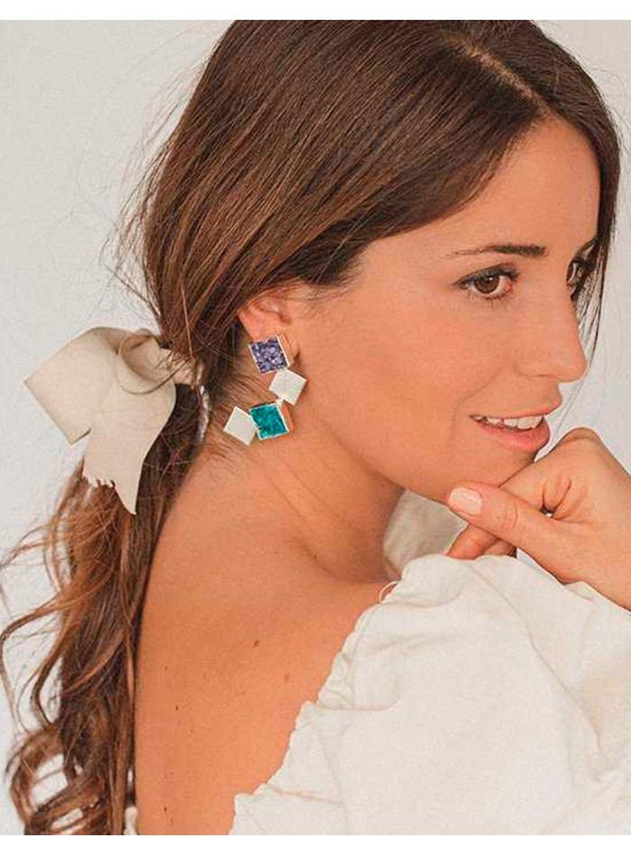 Pendientes largos geometricos en tonos azul y plata de Acus