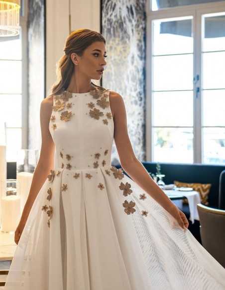 Vestido de cóctel con falda de tul y flores en 3D blanco