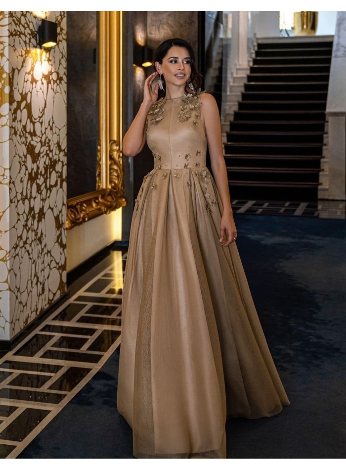 Vestido de cóctel con falda de tul y flores en 3D en INVITADISIMA