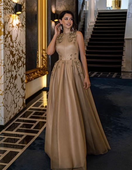 Vestido de cóctel con falda de tul y flores en 3D en INVITADISIMA