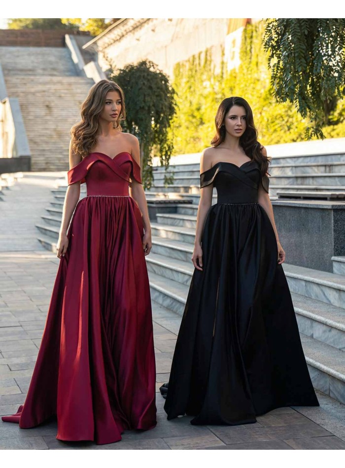 Long wedding dress with boat neckline from Auguro Sempre