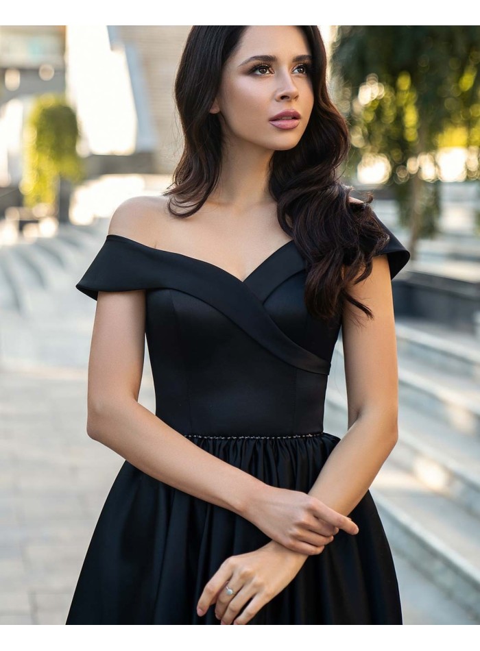 Vestido largo para boda con escote de barco negro