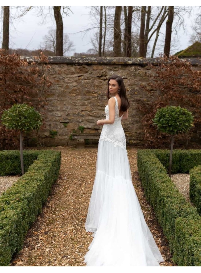 Vestido de novia con bordado de pedrería y hombro descubierto precioso