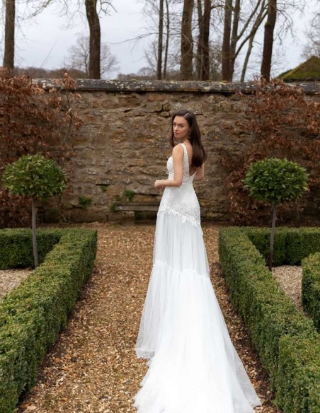 Vestido de novia con bordado de pedrería y hombro descubierto precioso