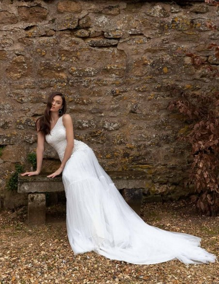 Vestido de novia con bordado de pedrería y hombro descubierto