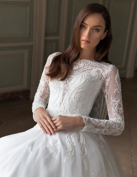 Princess cut wedding dress with printed long sleeves at INVITADISIMA