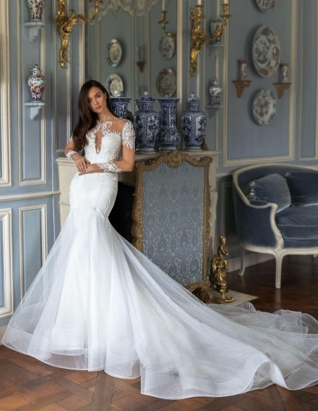 Vestido de novia con manga efecto tatuaje bordado y cola voluminosa