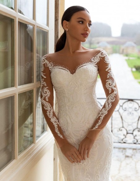 Vestido de novia con escote corazón y mangas con efecto tatuaje en INVITADISIMA