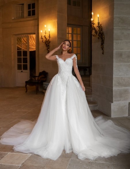 Vestido de novia con escote corazón y mangas con efecto tatuaje precioso