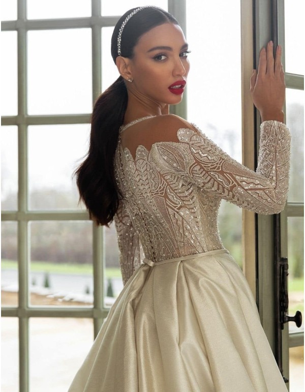 Vestido de novia con corte princesa y maxi cola en INVITADISIMA