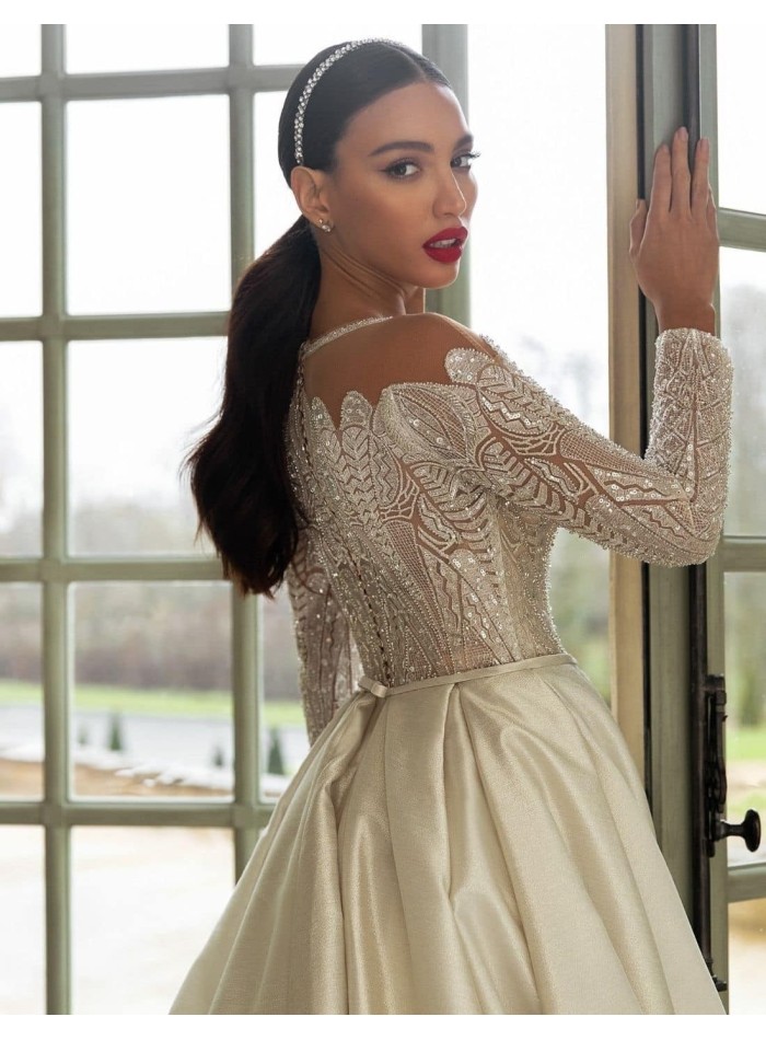Wedding dress with princess cut and maxi tail at INVITADISIMA