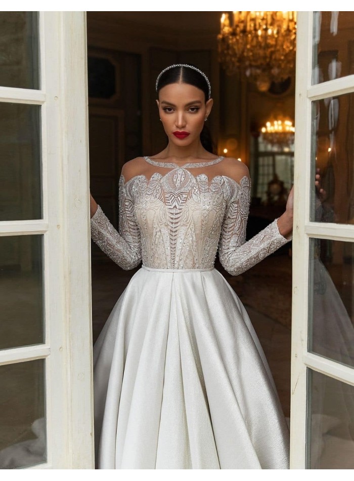 Wedding dress with princess cut and maxi tail beautiful