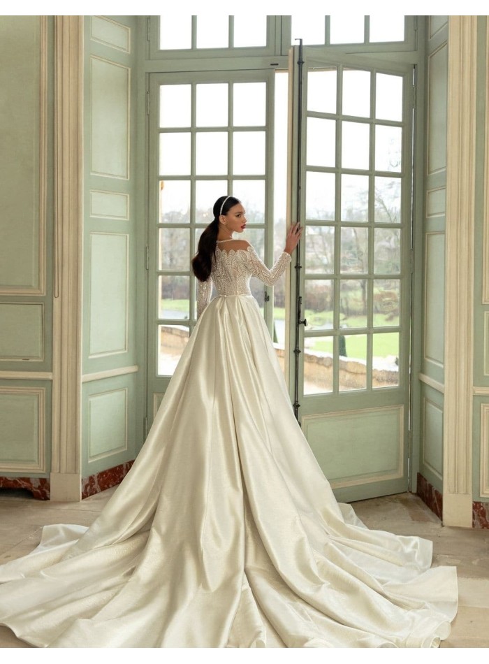 Wedding dress with princess cut and maxi tail from Pollardi