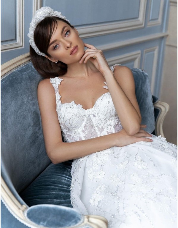 Princess cut wedding dress with straps and heart neckline 2