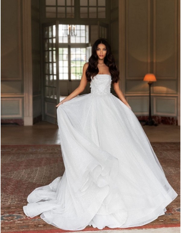 Wedding dress with strapless neckline and princess cut at INVITADISIMA 2