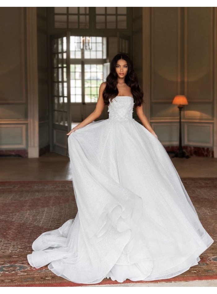 Vestido de novia con escote palabra de honor y corte princesa