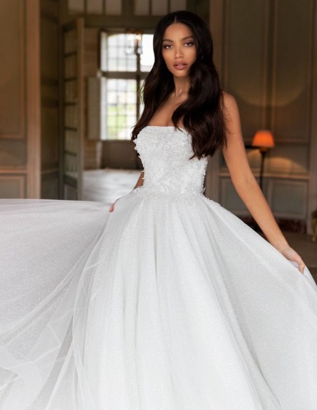 Wedding dress with strapless neckline and princess cut at INVITADISIMA