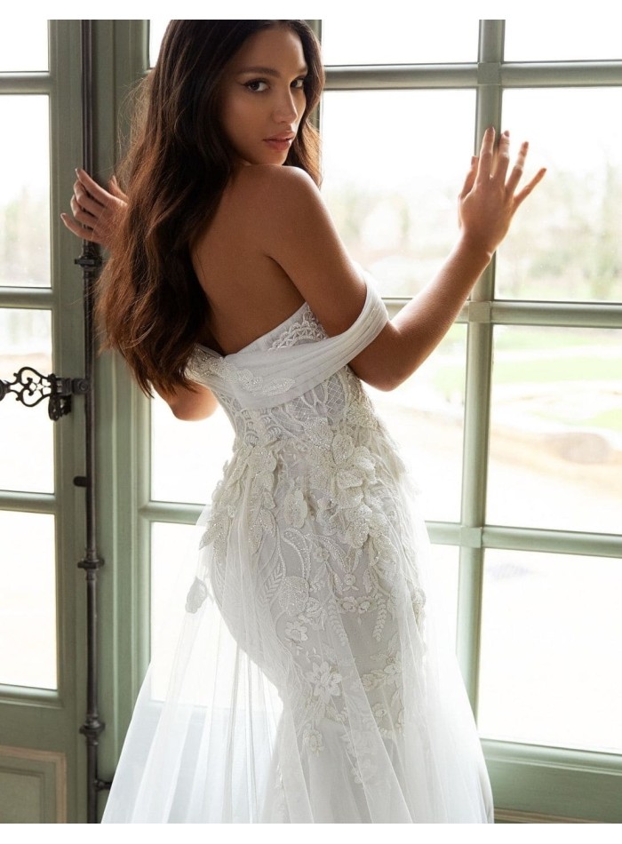 Wedding dress with boat neckline and maxi tail at INVITADISIMA
