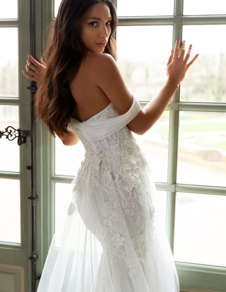 Wedding dress with boat neckline and maxi tail at INVITADISIMA