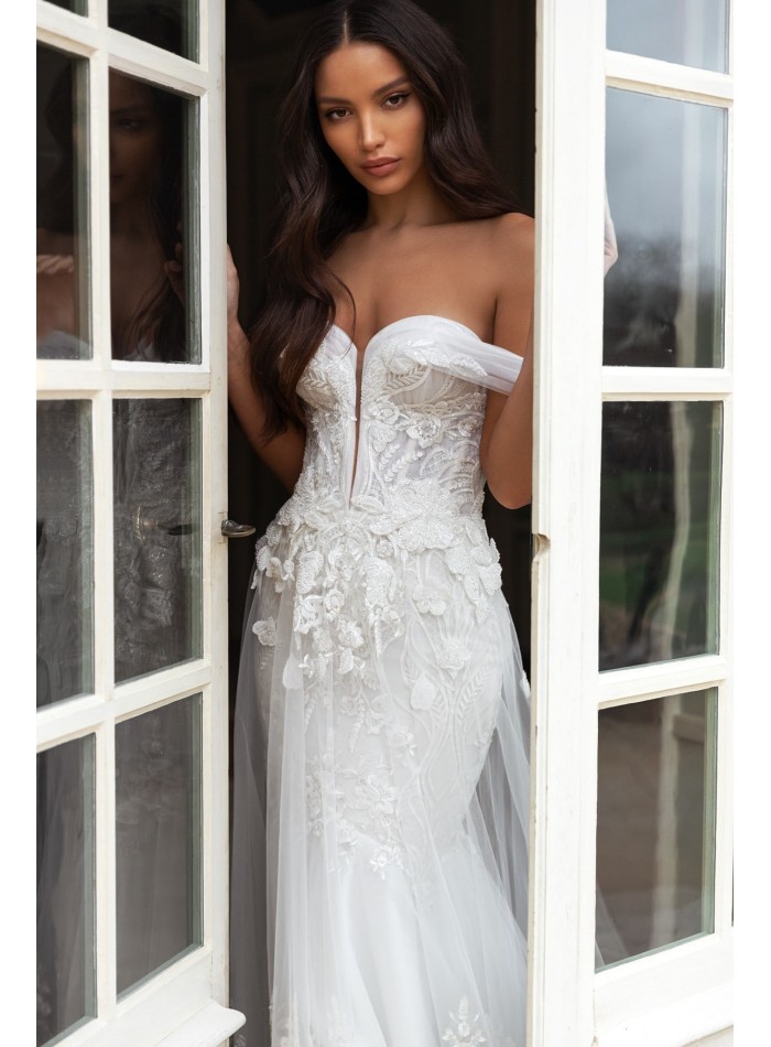 Wedding dress with boat neckline and maxi tail beautiful