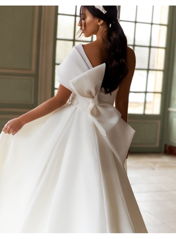 Off-the-shoulder wedding dress with maxi bow beautiful