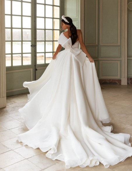 Off-the-shoulder wedding dress with maxi bow from Pollardi