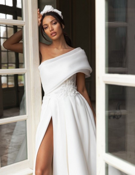 Off-the-shoulder wedding dress with maxi bow  at INVITADISIMA
