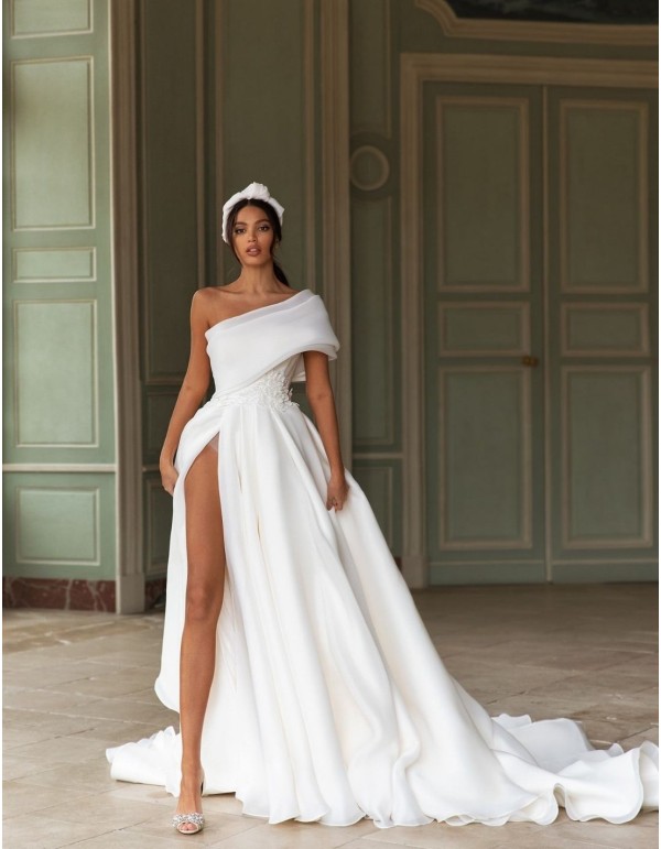 Off-the-shoulder wedding dress with maxi bow  at INVITADISIMA 2
