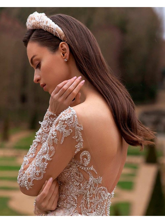 Bandeau de fête beige noué avec des paillettes