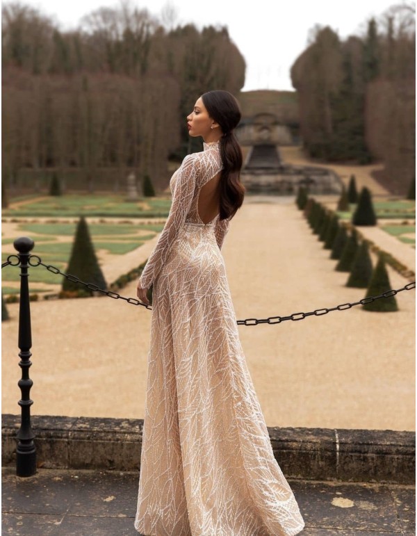 Vestido de novia con bordado de pedrería y manga larga de Pollardi 2