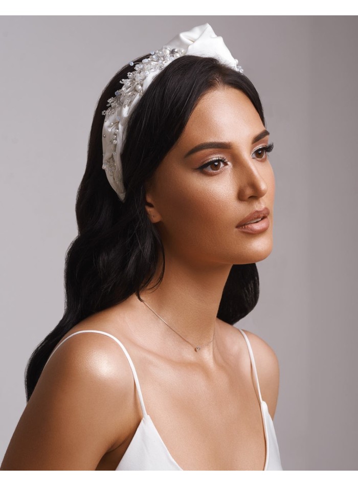 Diadema de raso con nudo lateral y pedrería-blanca
