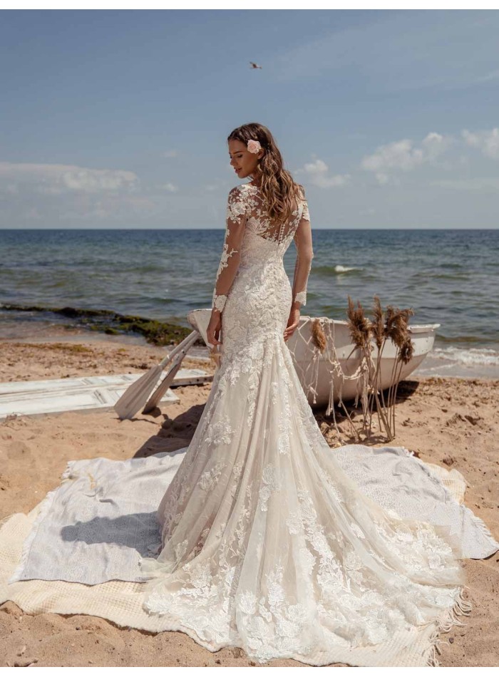 Embroidered beaded wedding dress with V-neckline at INVITADISIMA