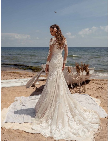 Vestido de novia con bordado de pedrería y escote en V y mangas largas en INVITADISIMA