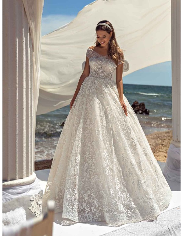 Vestido de novia con corte princesa con escote envolvente estilo bardot dejando los hombros al descubierto en INVITADISIMA