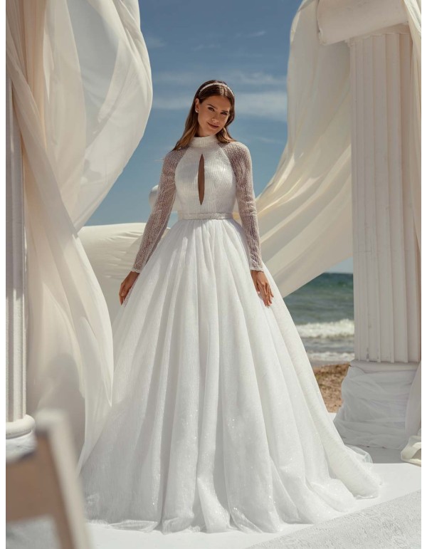 Vestido de novia de corte princesa con cuello halter abierto y espalda al descubierto de ANNIE VICTOR en INVITADISIMA