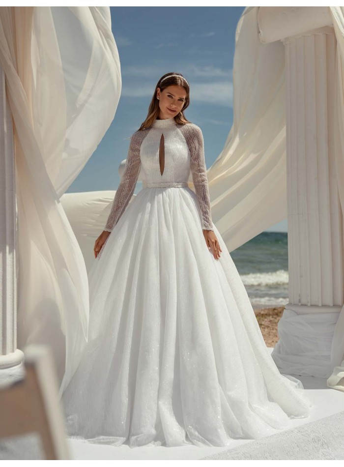 Princess cut princess wedding dress with open halter neck and open back by ANNIE VICTOR at INVITADISIMA