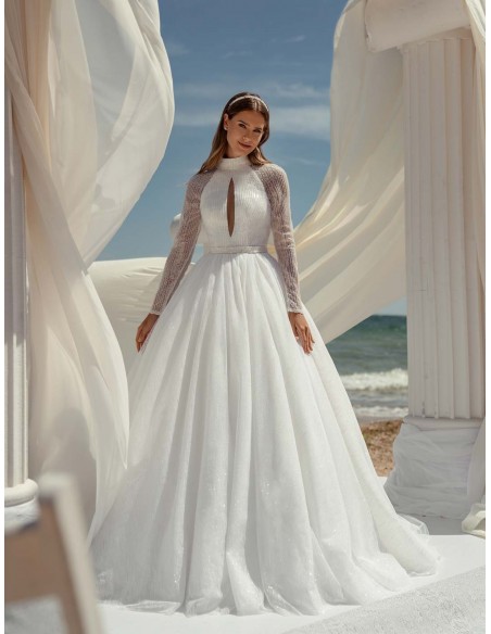 Vestido de novia de corte princesa con cuello halter abierto y espalda al descubierto de ANNIE VICTOR en INVITADISIMA