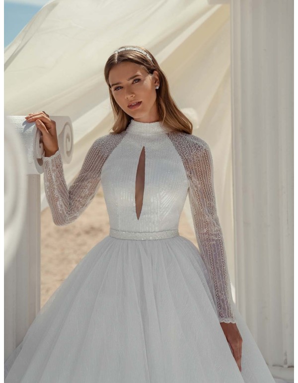 Vestido de novia de corte princesa con cuello halter abierto y espalda al descubierto de ANNIE VICTOR en INVITADISIMA 2