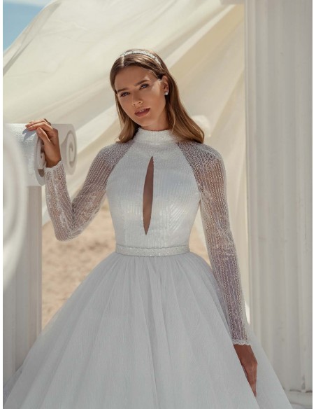 Vestido de novia de corte princesa con cuello halter abierto y espalda al descubierto en INVITADISIMA