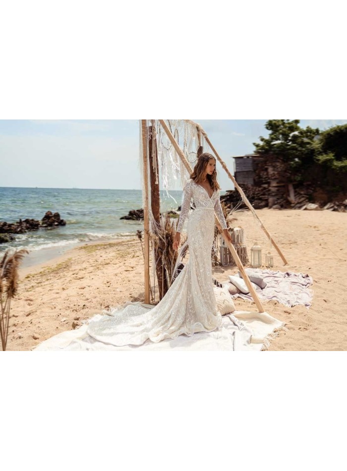 Vestido de novia evasé con escote cruzado en pico y lujoso encaje semitransparente precioso de ANNIE VICTOR para INVITADISIMA