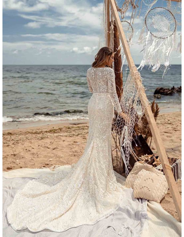 Vestido de novia evasé con escote cruzado en pico y lujoso encaje semitransparente precioso en INVITADISIMA