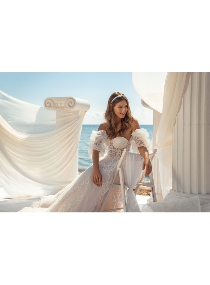 Vestido de novia evasée con escote palabra de honor y espalda descubierta en tul bordado en INVITADISIMA