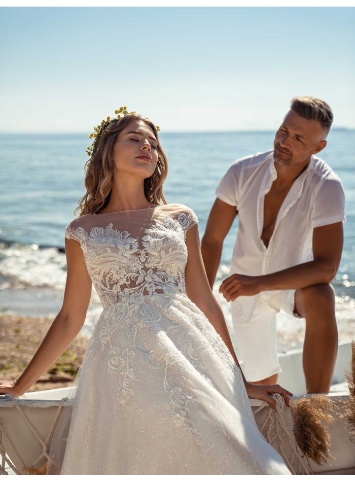 Vestido de novia con corte princesa con cuerpo semitransparente en tul bordado espectacular en INVITADISIMA